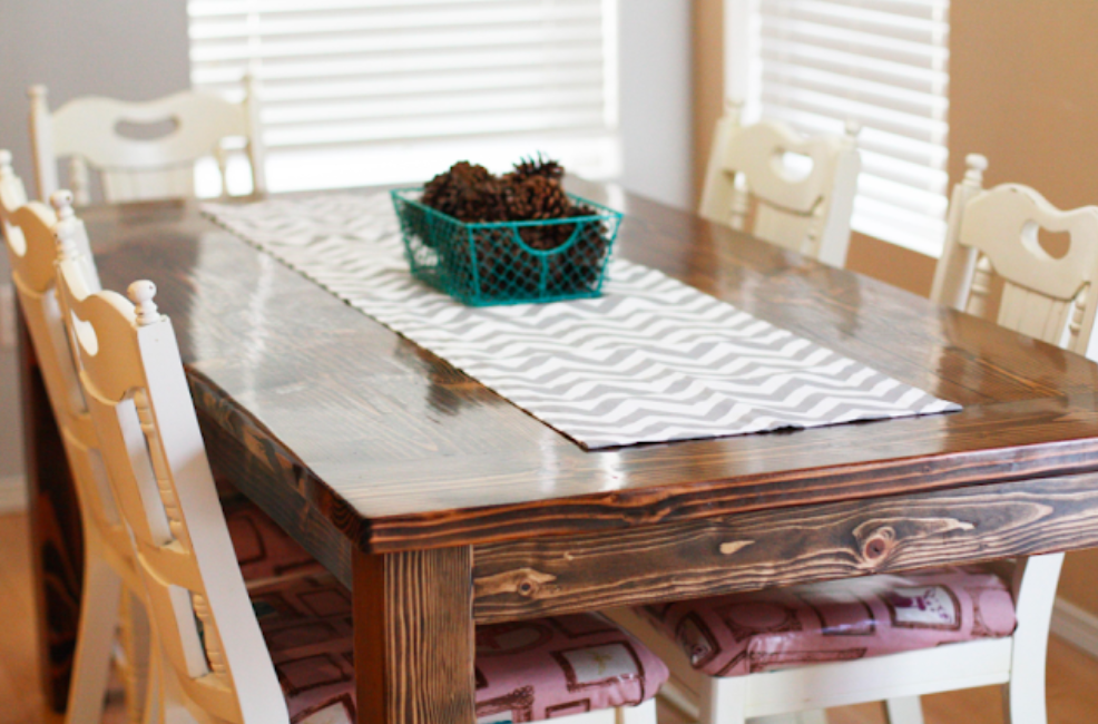 how to use table runners at trade shows